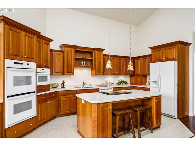 2002 LAKE SHORE Dr, Eugene, OR 97408