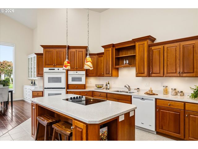 2002 LAKE SHORE Dr, Eugene, OR 97408
