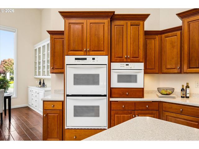 2002 LAKE SHORE Dr, Eugene, OR 97408