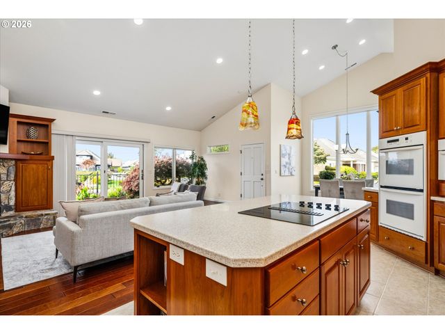 2002 LAKE SHORE Dr, Eugene, OR 97408
