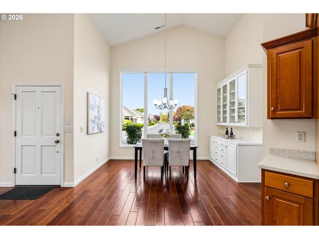 2002 LAKE SHORE Dr, Eugene, OR 97408