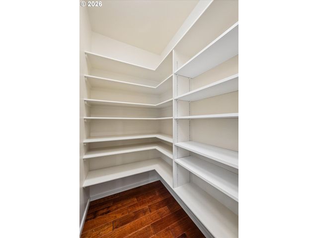 2002 LAKE SHORE Dr, Eugene, OR 97408