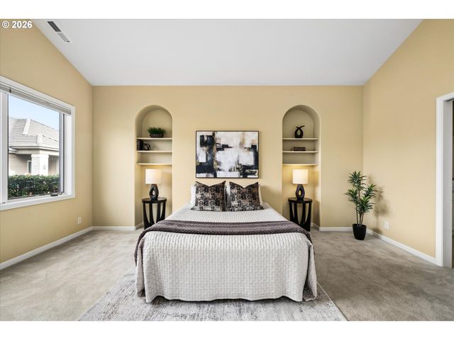 2002 LAKE SHORE Dr, Eugene, OR 97408