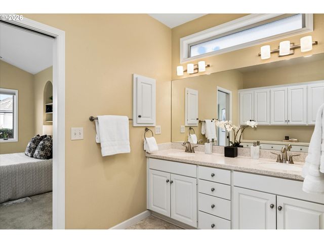 2002 LAKE SHORE Dr, Eugene, OR 97408