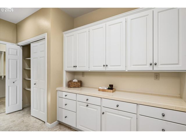 2002 LAKE SHORE Dr, Eugene, OR 97408