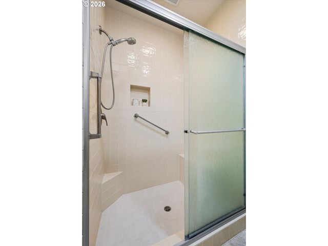 2002 LAKE SHORE Dr, Eugene, OR 97408