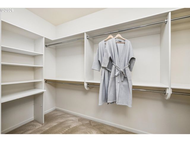 2002 LAKE SHORE Dr, Eugene, OR 97408
