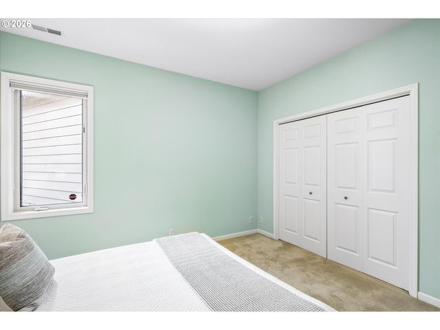 2002 LAKE SHORE Dr, Eugene, OR 97408
