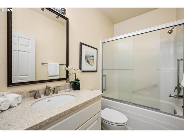 2002 LAKE SHORE Dr, Eugene, OR 97408