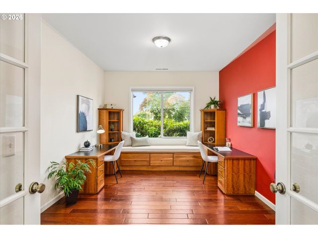 2002 LAKE SHORE Dr, Eugene, OR 97408