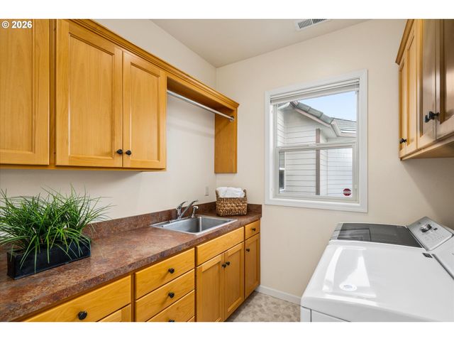 2002 LAKE SHORE Dr, Eugene, OR 97408