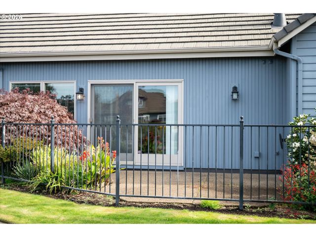 2002 LAKE SHORE Dr, Eugene, OR 97408
