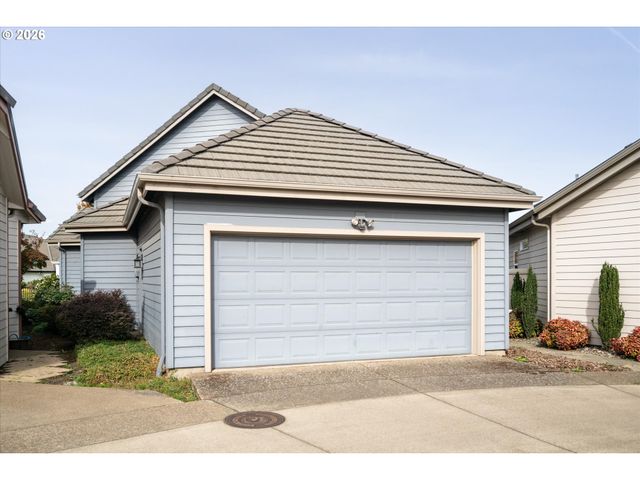 2002 LAKE SHORE Dr, Eugene, OR 97408