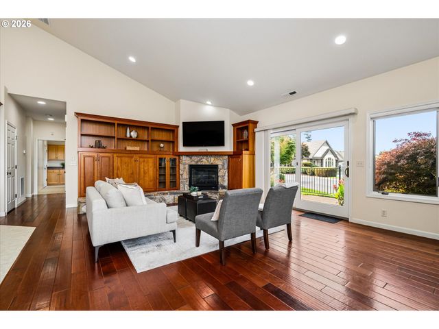 2002 LAKE SHORE Dr, Eugene, OR 97408