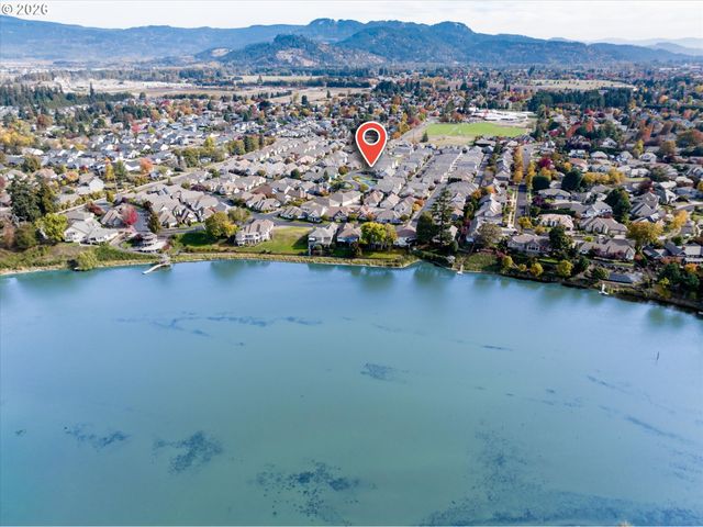 2002 LAKE SHORE Dr, Eugene, OR 97408