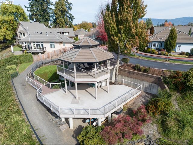 2002 LAKE SHORE Dr, Eugene, OR 97408