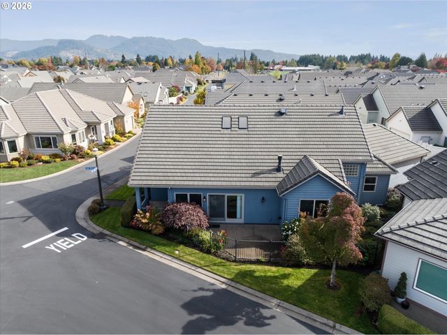 2002 LAKE SHORE Dr, Eugene, OR 97408