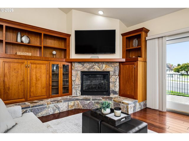 2002 LAKE SHORE Dr, Eugene, OR 97408
