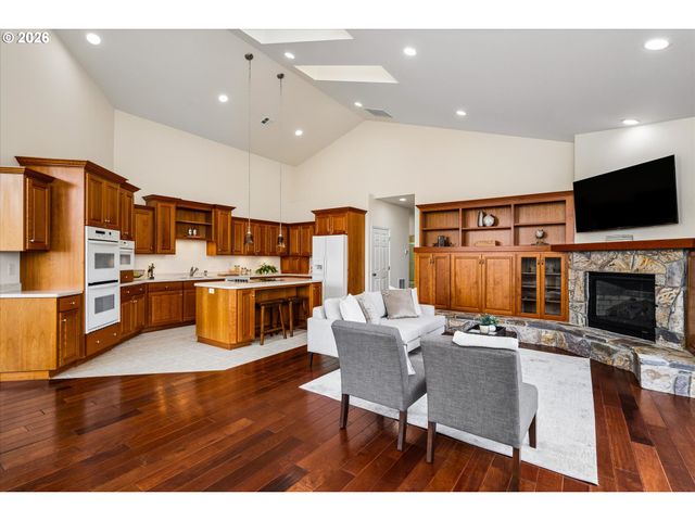 2002 LAKE SHORE Dr, Eugene, OR 97408