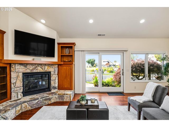 2002 LAKE SHORE Dr, Eugene, OR 97408