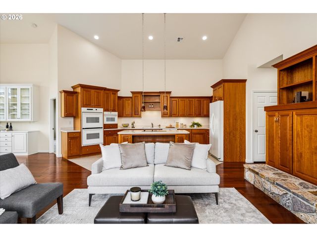 2002 LAKE SHORE Dr, Eugene, OR 97408