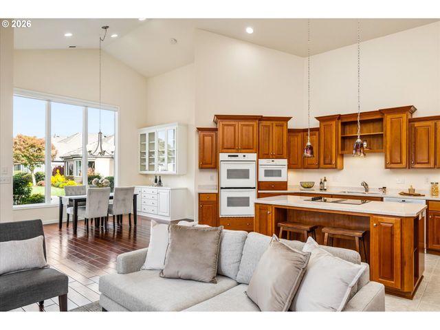 2002 LAKE SHORE Dr, Eugene, OR 97408