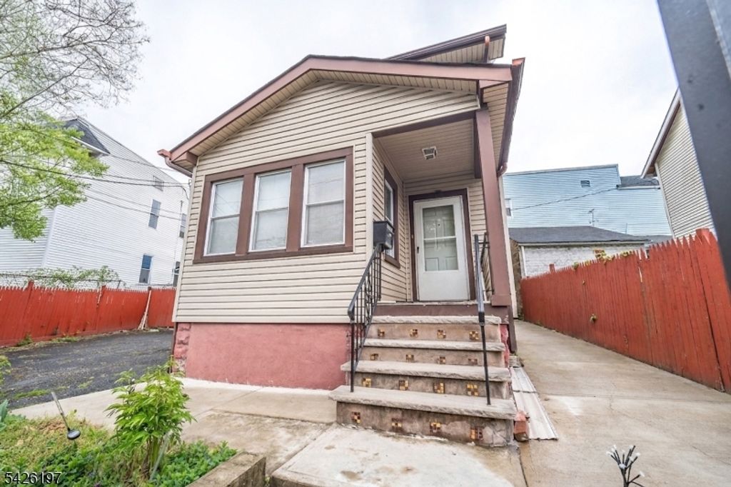 25 Goodwin Ave, Newark City, NJ 07112