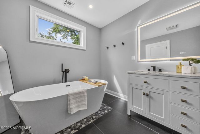 284 Middle Road, Holmdel, NJ 07733