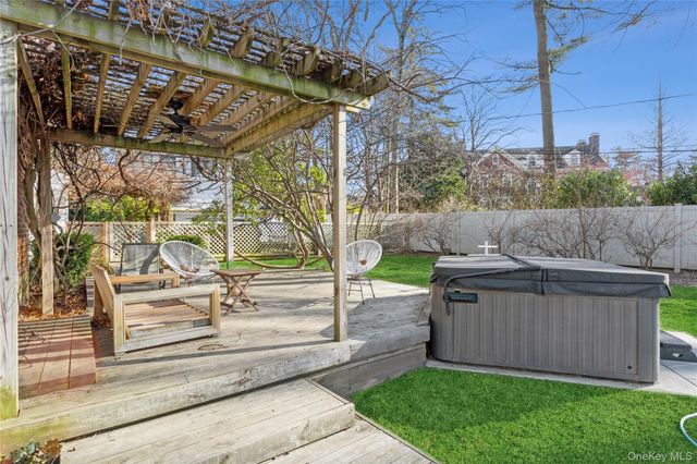180 Longwood Crossing, Lawrence, NY 11559