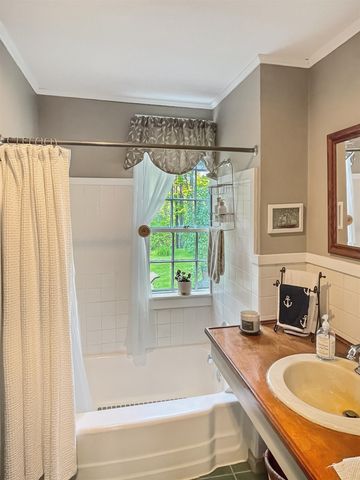 1 Mast Road, Lee, NH 03861
