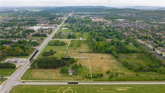 4847 W Wedington Drive, Fayetteville, AR 72704