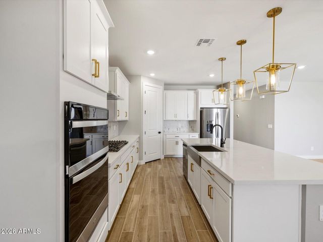 390 W FLATIRON Trail, Apache Junction, AZ 85120