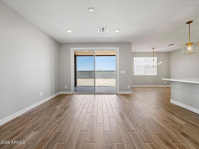 390 W FLATIRON Trail, Apache Junction, AZ 85120