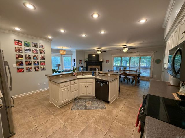 135 Marseille Drive, Maumelle, AR 72113