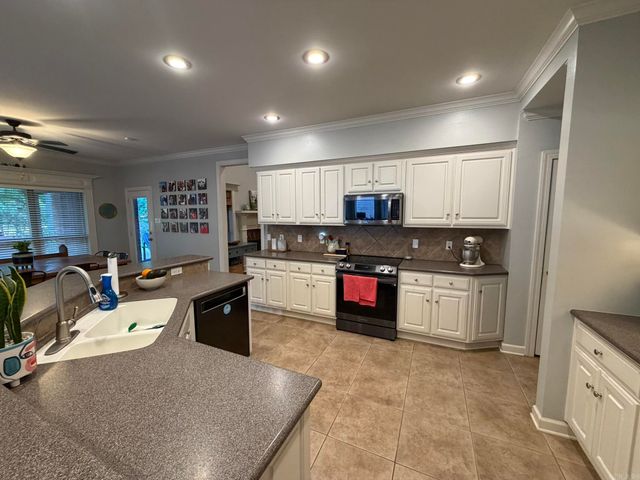 135 Marseille Drive, Maumelle, AR 72113