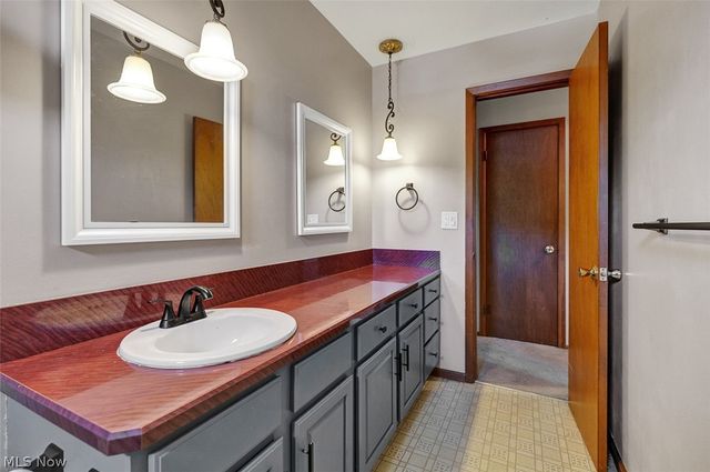 2211 Camelot Drive, Parma, OH 44134