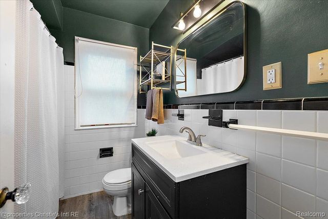 21553 Bournemouth Street, Harper Woods, MI 48225