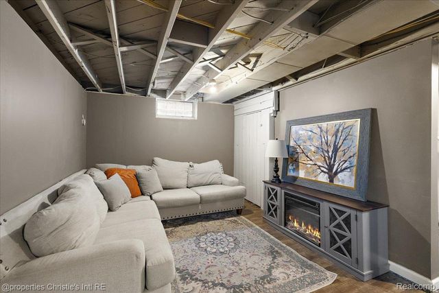 21553 Bournemouth Street, Harper Woods, MI 48225