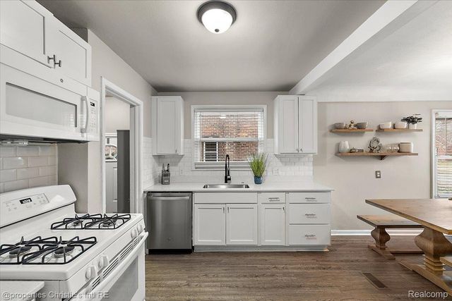 21553 Bournemouth Street, Harper Woods, MI 48225