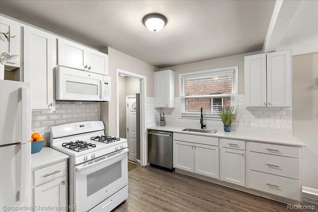 21553 Bournemouth Street, Harper Woods, MI 48225