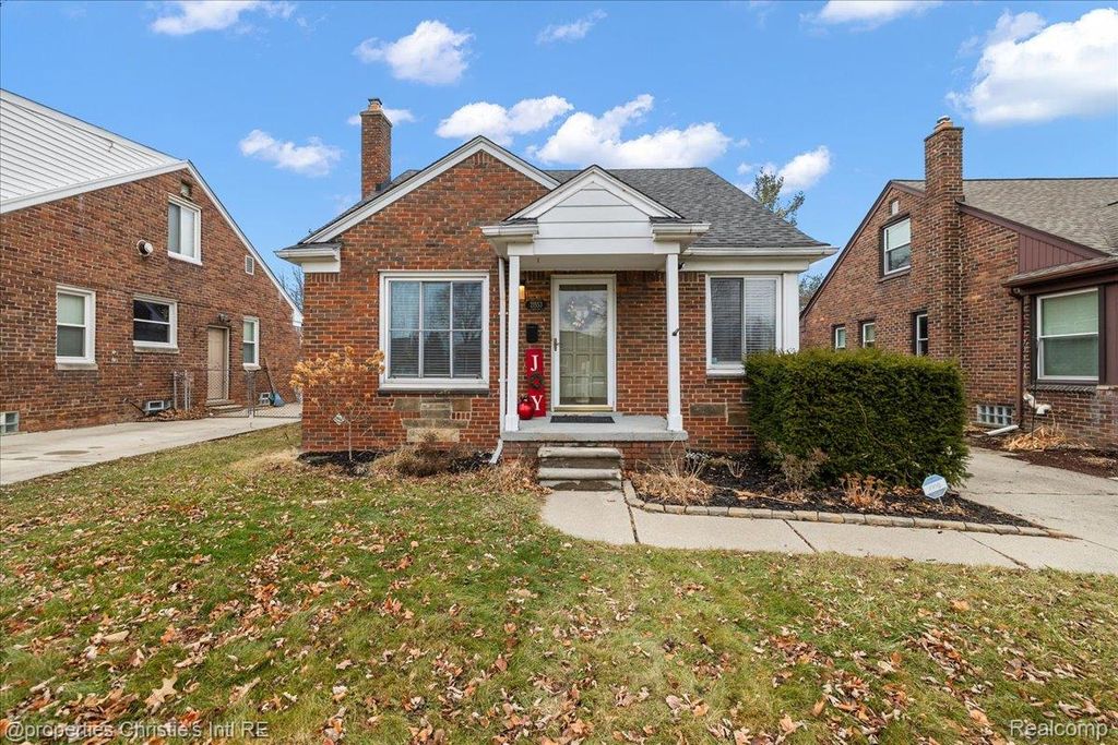 21553 Bournemouth Street, Harper Woods, MI 48225