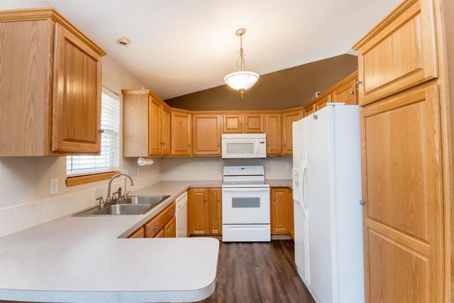 1925 S Chateau St, Wichita, KS 67207