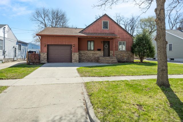 620 12th Street N, Moorhead, MN 56560