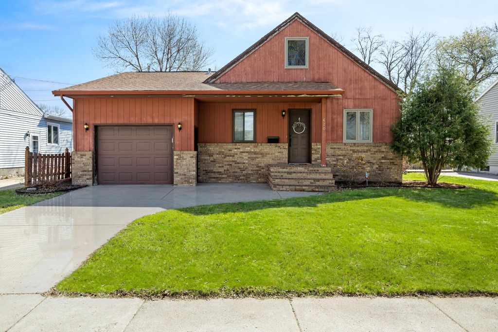 620 12th Street N, Moorhead, MN 56560