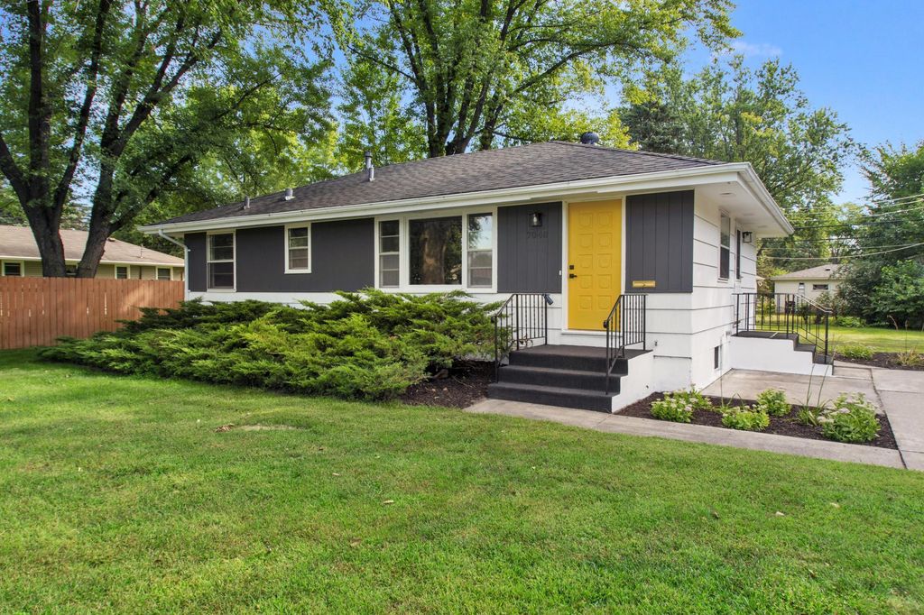 7048 Georgia Avenue N, Brooklyn Park, MN 55428