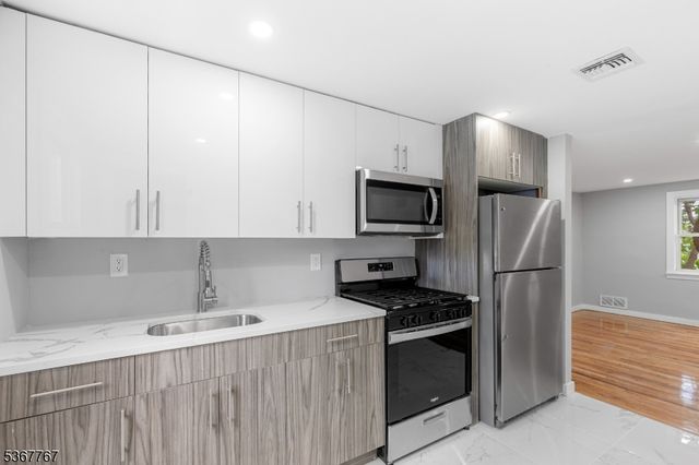 242 Eastern Pkwy, Newark City, NJ 07106