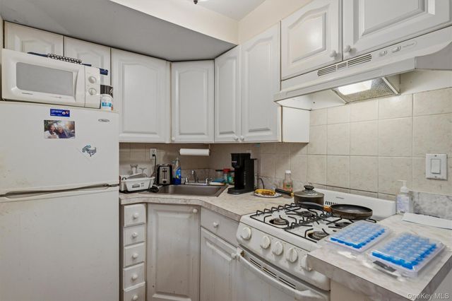 1018 Throggmorton Avenue, Bronx, NY 10465