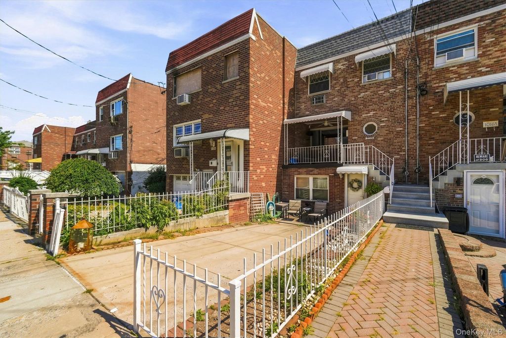1018 Throggmorton Avenue, Bronx, NY 10465 — photo 2