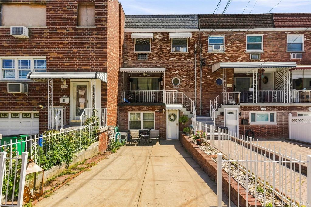 1018 Throggmorton Avenue, Bronx, NY 10465 — photo 3