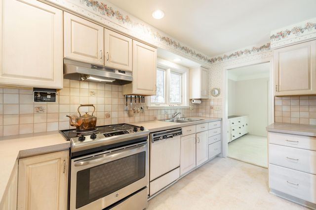 8480 Hampton, Grosse Ile Twp, MI 48138